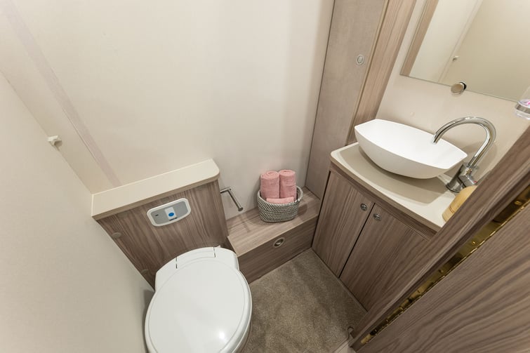 Elddis-Avante-550-bathroom2