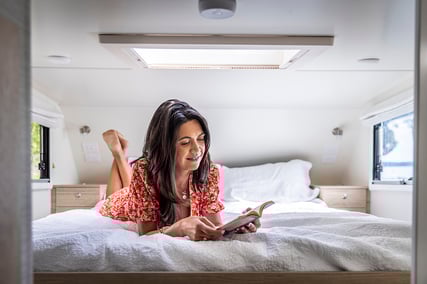 traillite-motorhome-reading